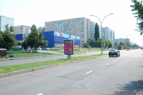Citylight B in Yuzhnoukrainsk av. Nezavisimosti 22, Privat bank, magazin detskoj odezdy,pesehodnyj perehod. Photo 1