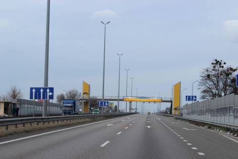 Non-Standard A in Kiev roads, 2х16  M-06 Zitomirs'ka trasa 31+695 km vid KPP. Devatij vid Kieva, s. Gurivsina, zupinka, Hrest-memorial Borcam za volu Ukraini, napramok - z Kieva Photo 1