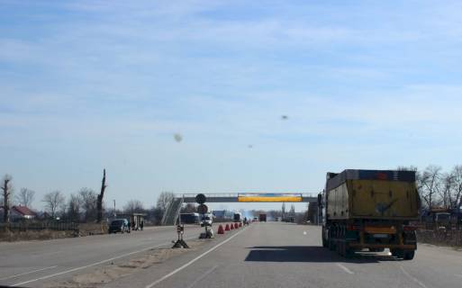 Non-Standard A in Kiev roads, 2х16  M-05 Odes'ka tr. 68+520 km vid KPP. Patnadcatij vid Kieva - povorot s. Salivinki, zupinka, Gosp. kompleks Elvarti, z Kieva Photo 1