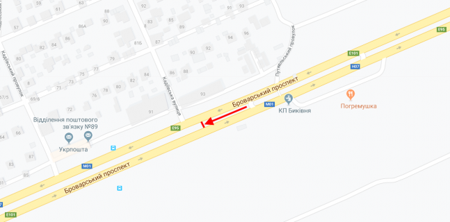 Non-Standard A in Kyiv Brovars'kij av., 93 na rozpodil'cij smuzi u napramku centru scheme