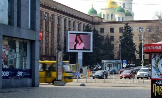 Video Billboard A in Dnipro (Dnipropetrovsk) pl.Geroev Majdana,av.D.Avornickogo naprotiv TK Passaz, CUM Razmer 7,7m h 5,8m - 381307 Photo 1