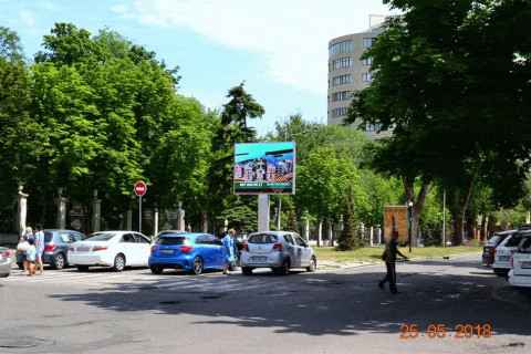 Billboard A in Dnipro (Dnipropetrovsk) пл. Шевченка - вхід до парку Шевченка, відеоборд, 3,84м х 2,88м *звук- Photo 1