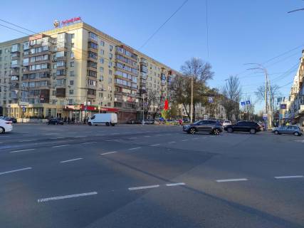 Scrolller, Scroll A in Kyiv, 1.8x1.2  Ukrainki bst., 24 / Almazova st. (kolis. Kutuzova st.), rozdil'nik, st. m. "Pecers'ka", na svitlofori, v centr - 470487 Photo 1