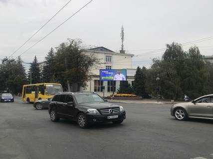 Video Billboard A in Rivne Soborna st. - Knaza Volodimira st., prajs za rolik 10 sek 1 vihid / 3 hvilini, z 7: 00-23: 00. Rozrahunok dla insih parametriv utocnujte u menedzera. - 297570 Photo 1