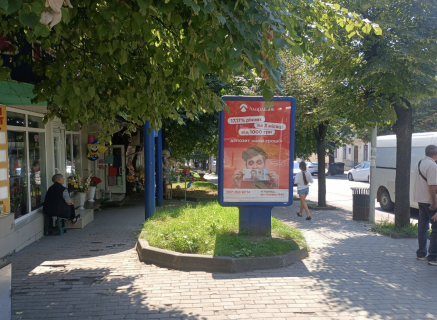 Citylight B in Chernivtsi, 1.8x1.2  Geroiv Majdanu st. (kol. Cervonoarmijs'ka st.) / Sevcenka st., bila Central'nogo rinku Photo 1