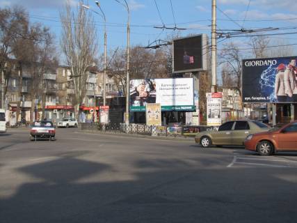 Citylight  in Krivy Rig, 1.8x1.2  Metalurgiv av. - Gor'kogo pl. - Gagarina av., 4G Photo 1