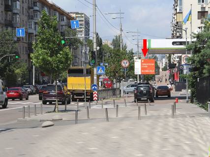 Video Billboard A in Kyiv, 2.3x3.14  V. Vasil'kivs'ka st. (kolis. Cervonoarmijs'ka st.), 131, bila AZS "Amic", v storonu st. m. "Palac Ukraina", (rolik 10 sek, 1 vihid/1,5 hvilini) - 197047 Photo 1
