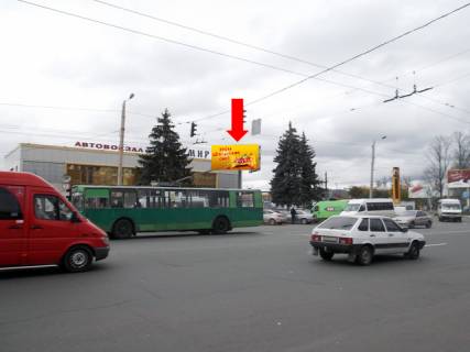 Billboard  in Zhytomyr, 3x6  Kiivs'ka st. / Nezaleznosti av. (kol. Vatutina st.), bila avtovokzalu, na svitlofori, z centru Photo 1