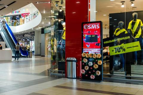 Video Billboard A in Krivy Rig 30-ti letia Pobedy pl., 1, 1-j etaz na glavnom vhode, TC "Solnecnaa Galerea", videostojka, prajs za rolik 10 sek, 144 vyhoda s 8:00 do 22:00. Rasscet drugih parametrov utocnajte u menedzera. - 292414 Photo 1