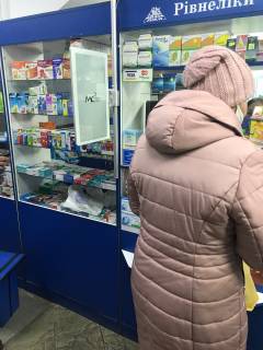 Video Billboard A in Rivne Bazarna st., 8, apteka "Volin'farm", prajs za rolik 10 sek 1 vihid/5 hvilin, na dvostoronn'omu ekrani, vid 144 vihodiv na den'. Rozrahunok dla insih parametriv translacii utocnujte u menedzera. - 301502 Photo 1