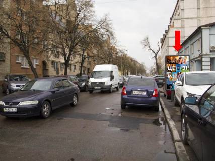 Citylight A in Kyiv, 1.8x1.2  Pocajnins'ka st. - st. Skovorodi, bila BC Podil Plaza, v storonu Nizn'ogo valu Photo 1