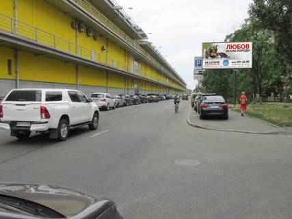 Prismatron, Prism A in Kyiv Obolons'kij av., 16, bila TRC "Dream Town", v storonu st.m. "Mins'ka" - 374021 Photo 1