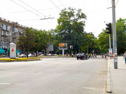 Scrolller, Scroll A in Dnipro (Dnipropetrovsk), 3,14х2,32  av.Lesi Ukrainki (av.Puskina) - av.Oleksandra Pola, "Kvitkovij rinok", roller 3.14h2.32 - 174089 Photo 1