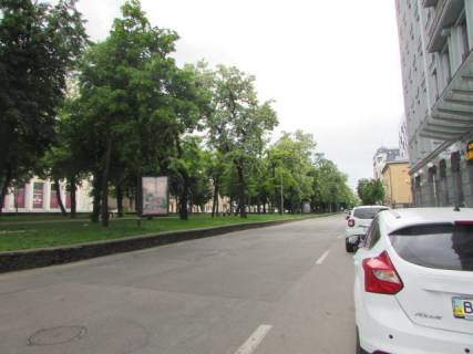 Citylight A in Kyiv, 1.2x1.8  Niznij Val, 60 metriv ruhu vid st. Naberezno-Hresatic'ka, bul'varna castina scheme