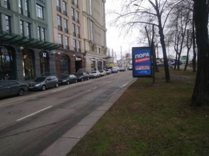 Citylight B in Lviv, 1.86м х1.27м  Niznij Val, 60 metriv ruhu vid st. Naberezno-Hresatic'ka, bul'varna castina scheme