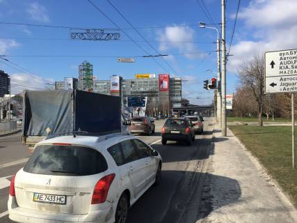 Facade Banners A in Dnipro (Dnipropetrovsk) st. Siceslavs'ka Naberezna 29. Central'nij mist - Cirk - budivla Grazdanproekt - Konstrukcia roztasovana na dahu budivli pri z'izdi z Central'nogo mostu. Brandmauer vidminno progladaet'sa pri v'izdi / z'izdi z Central'nogo, a takoz pri rusi po Photo 1