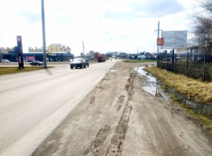 Billboard A in Radekhiv, 4x3м.  m. Radehiv, perehresta st. Tranzitnoi ta Vitkivs'koi, povorot v centr, porad ATB, AZK, trasa L'viv - Luc'k (N-17) na m. L'viv, Kam'anka - Buz'ka + zovta vitrozahisna luminescentna ramka + visoka konstrukcia Photo 1