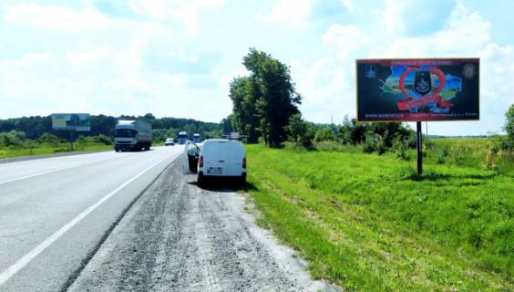 Billboard A in Olesko, 6x3м.  m. Bus'k, viizd z mista v storonu m. L'viv + ves' transport z m. Brodi, m. Kiiv na m.L'viv, trasa L'viv - Kiiv (E-40), + zovta vitrozahisna luminescentna ramka Photo 1