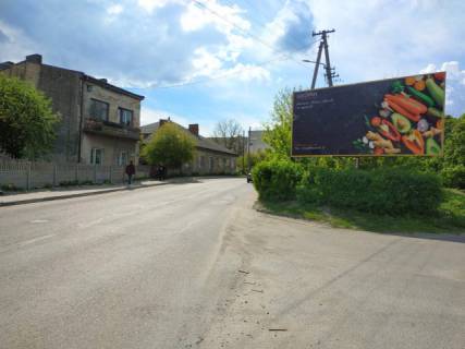 Billboard A in Rava - Ruska, 6x3м.  m. Rava - Rus'ka, st. L'vivs'ka, Centr mista, ZOS, svitlofor, z kordonu na Ukrainu, Miznarodna doroga M-09  L'viv-Rava-Rus'ka, maksimal'na prama vidimist', intensivnij ruh, + zovta vitrozahisna luminescentna ramka Photo 1