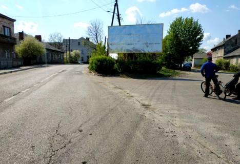 Billboard A in Rava-Ruska m. Rava - Rus'ka, st. L'vivs'ka, centr, ZOS, svitlofor, z kordonu na Ukrainu, Miznarodna doroga M-09  L'viv-Rava-Rus'ka, maksimal'na prama vidimist', intensivnij ruh, + zovta vitrozahisna luminescentna ramka Photo 1