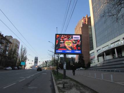 Video Billboard A in Kyiv, 3.14x2.32  Antonovica (Gor'kogo), 172 / Zagorodna (Lubcenka),  bila TC Palladium Siti - 322719 Photo 1