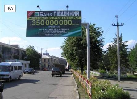 Billboard A in Podilsk (Kotovsk), 3x6  st. Soborna  perpendikularno napramku ruhu  pravoruc (bila magazinu Zoomir) na dilanci miz parkanom i trotuarom Photo 1