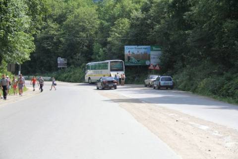 Billboard A in Yaremche, 3x6  Trasa N-09 Mukacevo-L'viv, centr mista, Svobodi, suvenirnij rinok "Kvitka", kafe U Akova, nad Prutom,   napramok ruhu na Ivano-Frankivs'k Photo 1