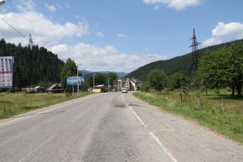 Billboard B in Yaremche, 3x6  Trasa N-09 Mukacevo-L'viv, 50 m pered gotelem Gerdan, viizd z selisa, napramok ruhu na Ivano-Frankivs'k Photo 1