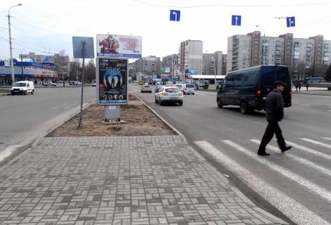 Billboard A in Lutsk av.Sobornosti, rozdilova smuga vid rinku "Pivnicnij" do mag."Troanda" (porad mag."Troanda", "Privatbank") Photo 1