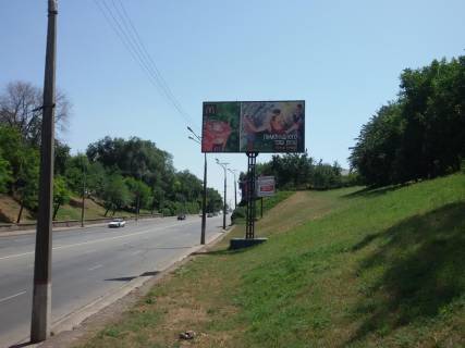 Billboard A in Krivy Rig st. Volgograds'ka, napramok ruhu vid Mudr'onoi do 95 kv. Viizd transportu z pid mostu. Najbil'sij slahoprovid mista do central'nih rajoniv. Photo 1