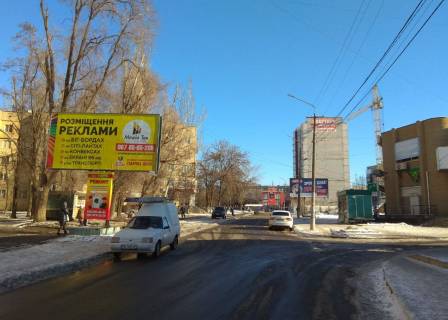 Billboard B in Krivy Rig st. Spivdruzn'osti, 70. Uvilejna. Torgovij centr, apteki, magazini. Sirokij oglad z prospektu ta zupinki gromads'kogo transportu Rinok Uvilejnij Photo 1