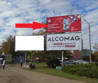 Billboard A in Krivy Rig st. V.Velikogo, 59 - st. Kustanajska ( Budinok Mod>>). Sirokij oglad, napravlenna do pl. A. Pola (pl. Artema). Supermarket ATB, supermarket Varus. Zupinka marsrutnogo transportu Photo 1