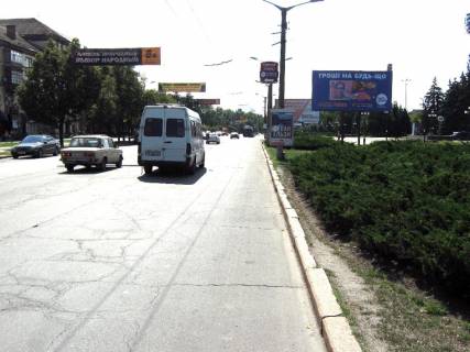 Billboard A in Krivy Rig av. Metalurgiv, park. Im. Bogdana Hmel'nic'kogo. Vhid do stancii ST. Central'nij prospekt mista. Napramok ruhu vid 95-go kv. do Cervonoi. Photo 1
