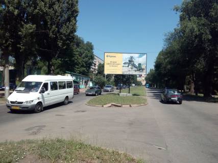 Billboard A in Krivy Rig st. Vatutina, 23, rozdiluvac, napramok ruhu do sahti Bat'kivsina vid st. Rokovatoi. Privatbank. Velikij trafik transportu. Photo 1