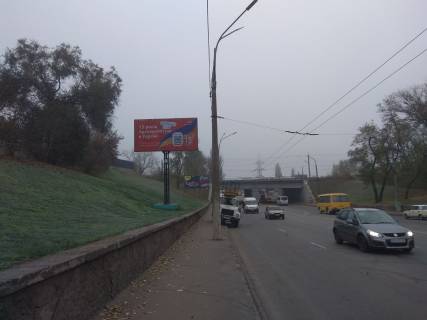 Billboard B in Krivy Rig st. Volgograds'ka, napramok ruhu vid 95-gokvartalu do pl. Pola ta s.Artem-1. Najbil'sij slahoprovid mista z najbil'sim trafikom transportu. Photo