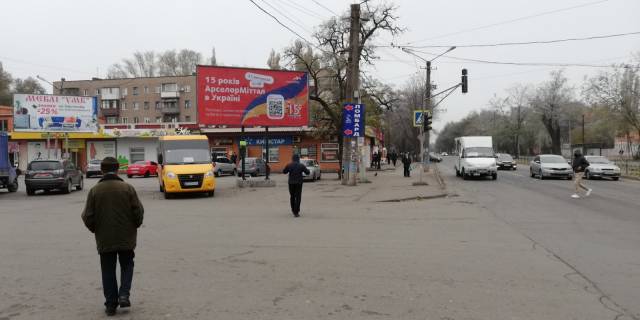 Billboard B in Krivy Rig  st. Krivorizstali (Ordzonikidze), 11a -st. Vokzal'na, ZD Vokzal st. "Cervona" rinok,  torgovi tocki, zupinka pas.transportu, velika kil'kist' pisohodiv, transportu. Photo 1