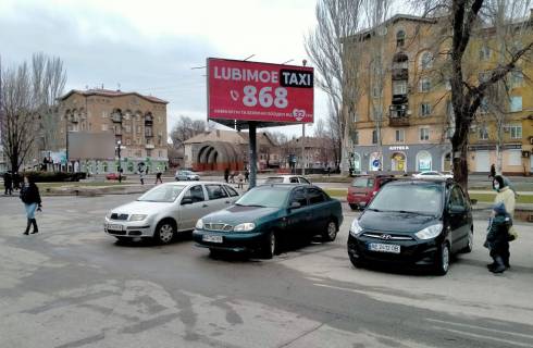 Billboard C in Krivy Rig st. Geroiv ATO, 30a  parkovka pered TC Sil'po. Velika kil'kist' transportu ta pisohodiv. Porad Union. Sirokij oglad vid vihodu z TC Sil'po ta Union. Photo 1