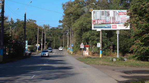 Billboard A in Chernivtsi, Щит 3x6  Sicovih stril'civ st., kinceva 4 trolejbusa, v`izd v misto Photo 1