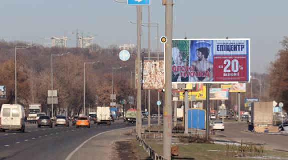 Billboard A in Kyiv, Щит 3x6  Stolicne sose, rozdil'nik, bila AZS, v Kiiv Photo 1