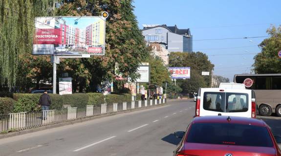 Billboard B in Chernivtsi, Щит 3x6  Golovna st. / Komarova st., navproti Avtostancii, v centr Photo 1