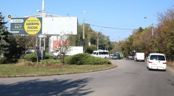 Billboard A in Chernivtsi, Щит 3x6  Izmajlivs'ka st. / Sicovih stril'civ st., livij, v centr Photo 1