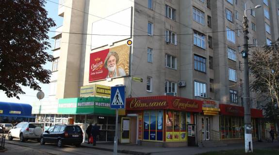 Billboard A in Chernivtsi, Щит 3x6  Komarova st., 33, niznij, v centr Photo 1