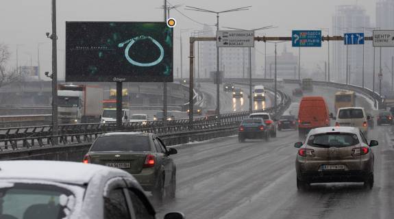 Video Billboard A in Kyiv, Цифра 3х6  Pivdennij mist !!!UVAGA!!!RUH POKI ZACINENO DLA CIVIL'̱NOGO TRANSPORTU!!! (zvit statistika) - 366642 Photo 1