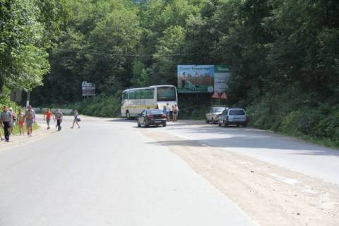 Billboard A in Yaremche, 3x6  Trasa N-09 Mukacevo-L'viv, centr mista, Svobodi, suvenirnij rinok "Kvitka", kafe U Akova, nad Prutom,   napramok ruhu na Ivano-Frankivs'k Photo 1