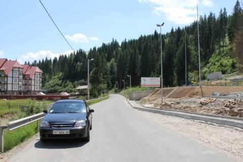 Billboard A in Bukovel, 3x6  Trasa N-09 Mukacevo-L'viv, doroga vid Bukovela do Ivano-Frankivs'ka (s.Polanica), gotel' Zirka Bukovelu 1, 800 m vid Bukovela, napramok ruhu na Ivano-Frankivs'k Photo 1