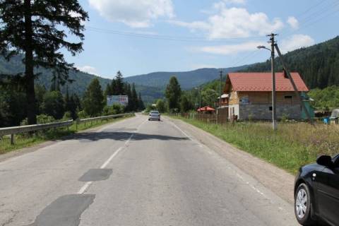 Billboard B in Mykulychyn, 3x6  Trasa N-09 Mukacevo-L'viv, koliba Gostinna Hata, 200 m pered gazovou zapravkou Kalan, 500 m pered AZS UkrNafta, napramok ruhu na Bukovel' Photo 1