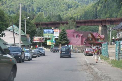 Billboard A in Yaremche, 3x6  Trasa N-09 Mukacevo-L'viv, centr mista, Svobodi, suvenirnij rinok "Kvitka", kafe U Akova, nad Prutom,   napramok ruhu na Bukovel' Photo 1