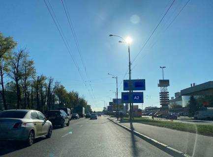 Billboard A in Kyiv, Board 3x6м  st. Velika Kil'ceva doroga/st. Petropavlivs'ka, 6, povorot na st. Kristaleva, 3, do Magazinu mebeliv "4ROOM", "Epicentr", Magazin kovrov "Starik Hottabyc", Krovla "METROTAJL-Ukraina", Restoran "Matteo", bila viizdu z AZS  <<Amic>>, pravoruc - No8 Photo 1