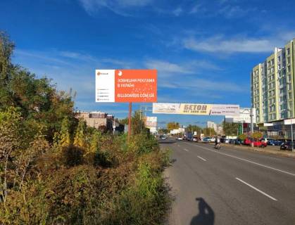 Billboard B in Kryukivshchyna, Board 3x6м  вул. В. Стуса, 17-22, поруч із ТРЦ "РarkSmall", ЖК "Агам", "Сад Камелія", "АТБ-Маркет", "UKRINSTAL", "Таунхауси від Дніпробуд", 350м до  розв'язки від  вул. В. Чорновола, в бік с. Крюківщина, с. Гатне, с. Тарасівка Photo 1