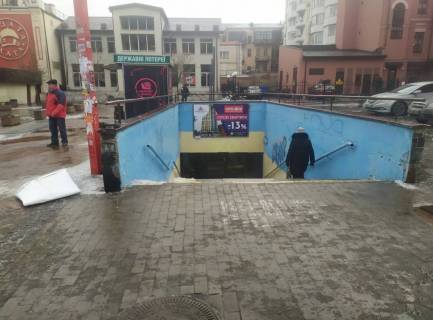 Non-Standard A in Kyiv, 2.5x1.5  st. Niznij Val, 30a z  boku Avtostancii Kontraktova plosa  - st. m. Kontraktova plosa Photo 1